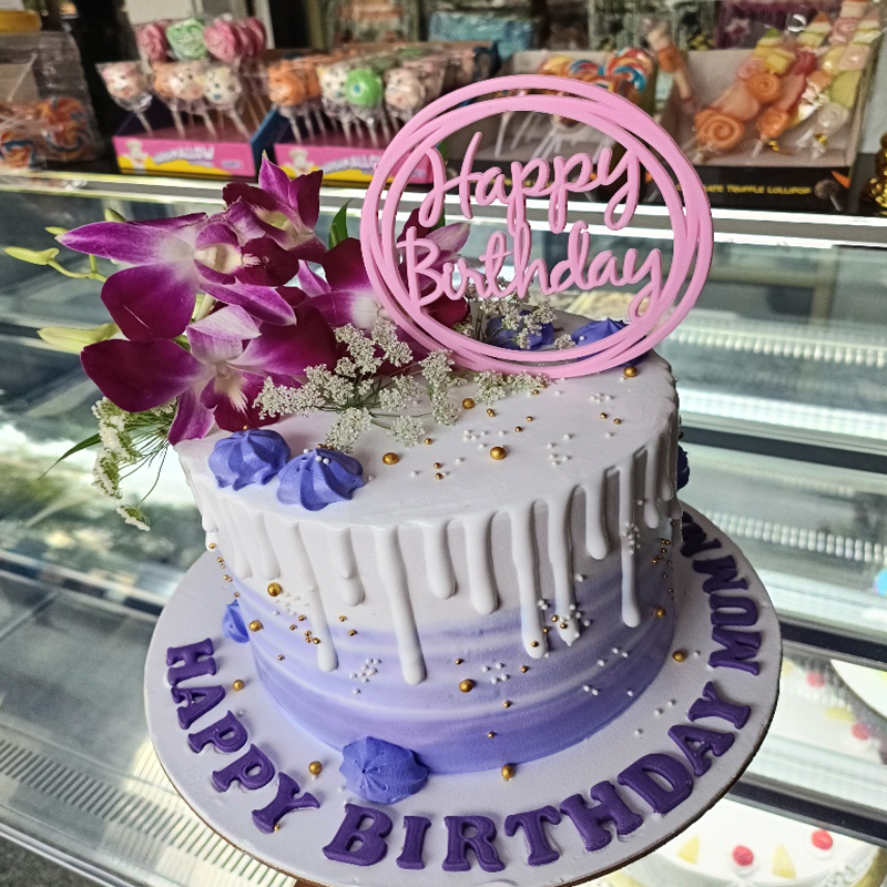 Fresh flowers the cake
